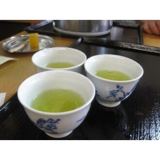 Bikouen japán shincha szálas zöld tea -lifestyle csészében