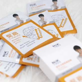 NARÜKO feszesítő fátyolmaszk méhméreg kivonattal  NARÜKO feszesítő fátyolmaszk méhméreg kivonattal